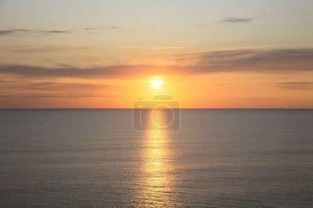 Foto de Hermoso cielo al atardecer y vistas panorámicas al mar - Imagen libre de derechos