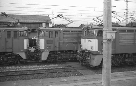 Téléchargez les photos : Photo en noir et blanc des vieux trains de la ville - en image libre de droit