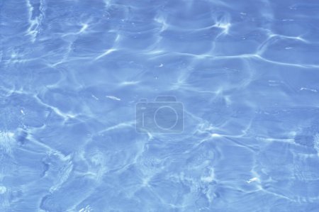 Foto de Superficie azul del agua de la piscina, textura del agua con ondulaciones - Imagen libre de derechos