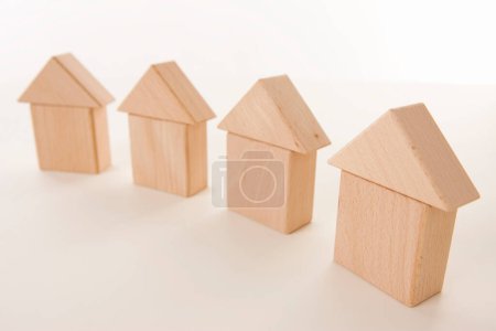 Téléchargez les photos : Maisons modèles et cubes en bois sur fond - en image libre de droit