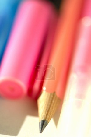 Téléchargez les photos : Crayons de couleur pour dessin et stylo sur table - en image libre de droit