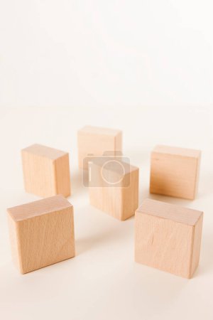 Téléchargez les photos : Cubes en bois sur fond - en image libre de droit
