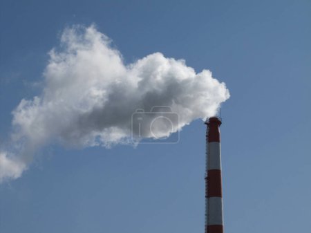 Foto de Humo de la chimenea sobre un fondo de cielo azul - Imagen libre de derechos
