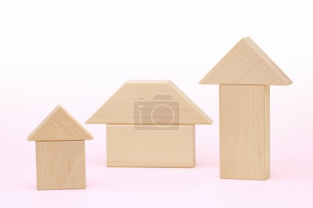 Téléchargez les photos : Vue rapprochée des nouvelles maisons en bois. petits modèles de jouets - en image libre de droit