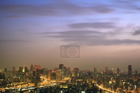 Foto de Vista aérea de la ciudad de tokyo por la noche. Japón. - Imagen libre de derechos
