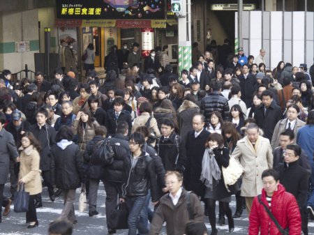 Foto de Personas cruzando la calle en cruce peatonal en Japón - Imagen libre de derechos