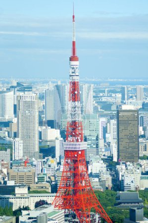 Foto de Tokyo Sky Tower sobre fondo azul del cielo - Imagen libre de derechos