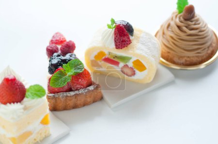 Téléchargez les photos : Divers délicieux gâteaux aux baies fraîches. desserts sucrés - en image libre de droit