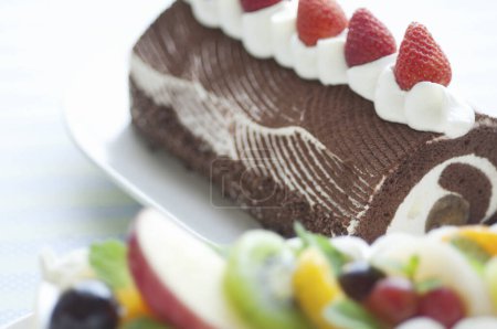 Téléchargez les photos : Vue rapprochée de délicieux gâteau d'anniversaire avec crème et fruits - en image libre de droit