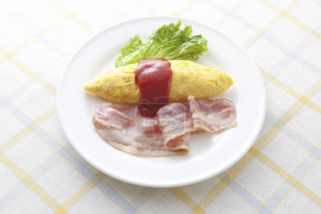Foto de Un plato de comida con jamón, queso y tomate - Imagen libre de derechos