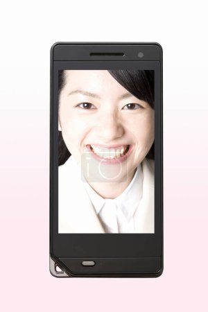 Foto de Tecnología y concepto de comunicación fondo de la pantalla del teléfono móvil con hermosa mujer asiática imagen - Imagen libre de derechos