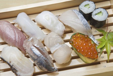 Téléchargez les photos : Une assiette de sushi sur fond, gros plan - en image libre de droit