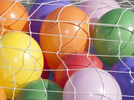 Téléchargez les photos : Ballons d'hélium colorés sur le fond, gros plan - en image libre de droit