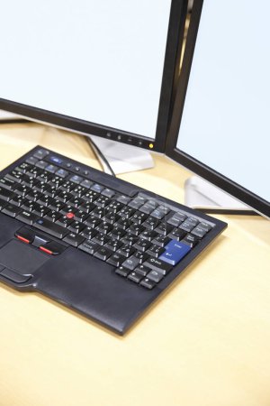 Foto de Pantalla del ordenador con teclado sobre la mesa - Imagen libre de derechos