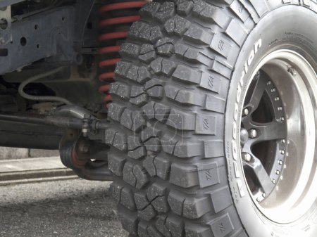 Foto de Neumático y ruedas de un camión en el fondo, de cerca - Imagen libre de derechos