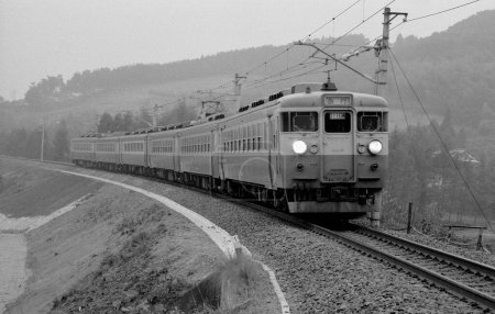 Téléchargez les photos : Train circulant sur le chemin de fer - en image libre de droit