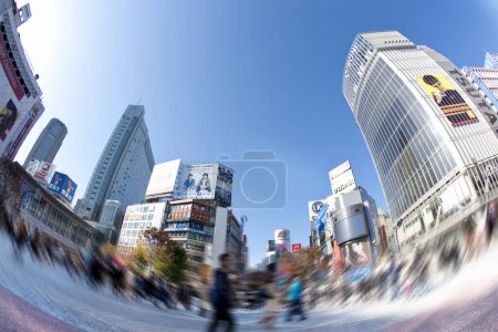 Téléchargez les photos : Les touristes visitent le quartier Shibuya à Tokyo Japon. Endroit populaire à visiter - en image libre de droit