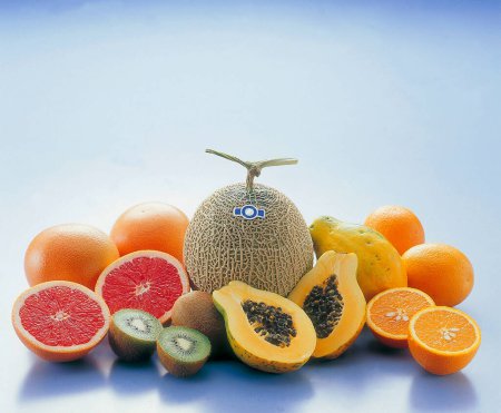 Téléchargez les photos : Fruits frais mûrs, orange, pamplemousse et kiwi sur fond bleu - en image libre de droit