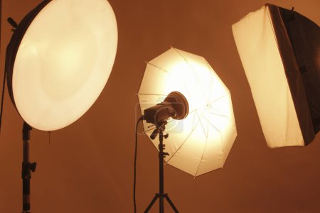 Foto de Estudio fotográfico profesional con equipo de iluminación - Imagen libre de derechos