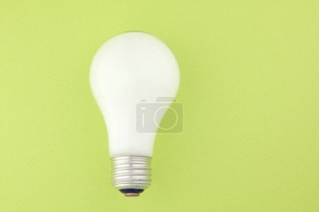 Téléchargez les photos : Ampoule sur fond vert, gros plan - en image libre de droit