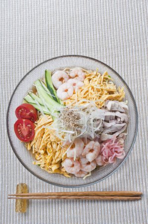 Foto de Vista superior del plato de hiyashi con mariscos en plato blanco - Imagen libre de derechos