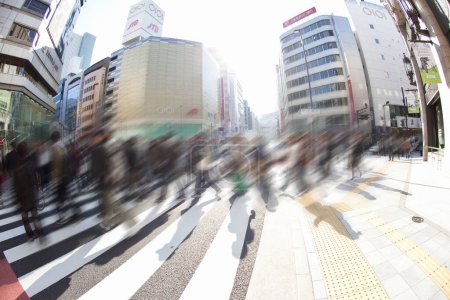 Foto de Los turistas visitan el distrito shibuya en el Japón tokyo. Lugar popular para visitar - Imagen libre de derechos