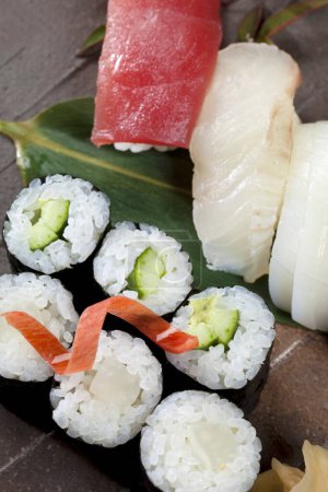 Téléchargez les photos : Des sushis dans l'assiette. nourriture japonaise. rouleaux de sushi - en image libre de droit