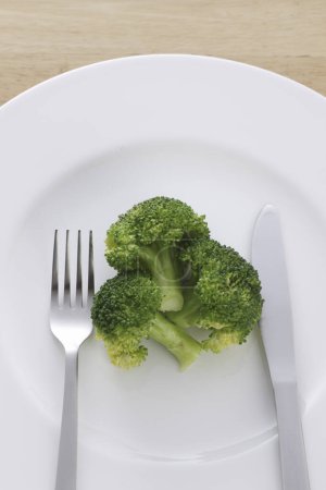 Foto de Comer brócoli con un tenedor - Imagen libre de derechos