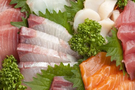 Foto de Primer plano de pez sashimi en plato blanco - Imagen libre de derechos