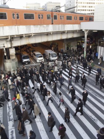 Téléchargez les photos : Personnes traversant la rue au passage pour piétons au Japon - en image libre de droit