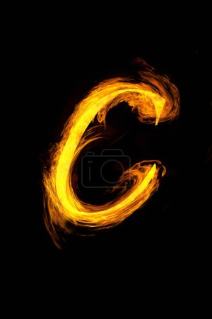 Foto de Letra C hecha de fuego, alfabeto sobre fondo negro - Imagen libre de derechos