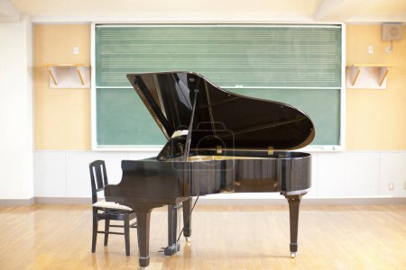 Foto de Piano negro de pie en el aula ver - Imagen libre de derechos