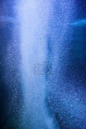 Téléchargez les photos : Bulles sous-marines qui s'élèvent de la profondeur de la mer bleue - en image libre de droit