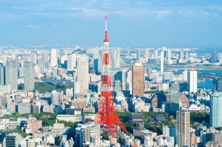 Téléchargez les photos : Tokyo Sky Tower sur fond bleu ciel - en image libre de droit