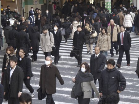 Téléchargez les photos : Personnes traversant la rue au passage pour piétons au Japon - en image libre de droit