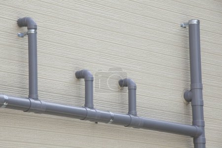 Téléchargez les photos : Un bâtiment avec un tas de tuyaux sur le côté - en image libre de droit
