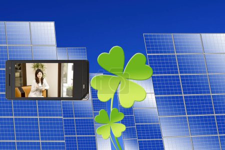 Téléchargez les photos : Panneaux solaires avec feuilles de trèfle vert, concept d'énergie écologique et verte arrière-plan - en image libre de droit
