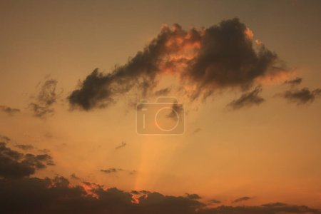 Téléchargez les photos : Beau ciel couchant avec des nuages sur le fond - en image libre de droit