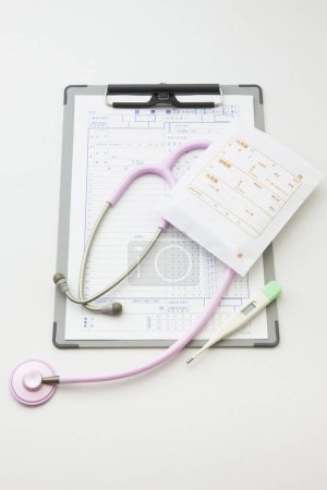Téléchargez les photos : Dossier médical et stéthoscope rose - en image libre de droit