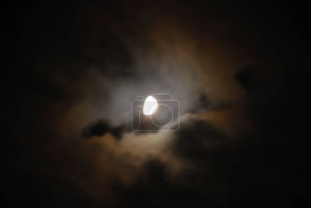 Téléchargez les photos : Lune dans le ciel nocturne sur fond de nature - en image libre de droit