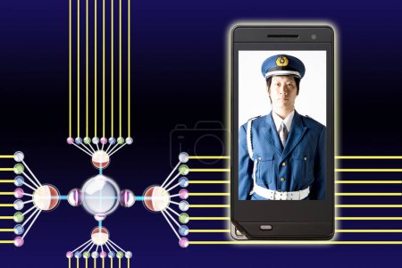 Téléchargez les photos : Écran de téléphone avec portrait de polcie japonaise offier - en image libre de droit