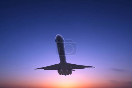 Téléchargez les photos : Avion volant dans le ciel sur fond de nature - en image libre de droit