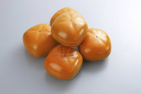Foto de Caquis naranjas frescas sobre fondo blanco - Imagen libre de derechos