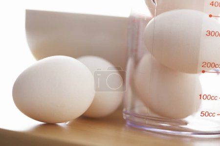 Téléchargez les photos : Pot en verre aux œufs frais - en image libre de droit