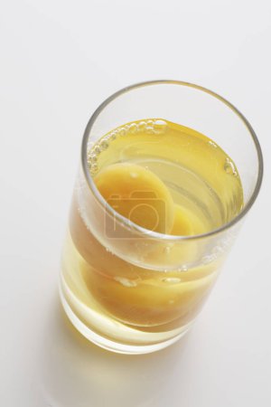 Téléchargez les photos : Un verre de jus d'orange avec une tranche d'orange - en image libre de droit