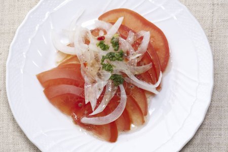 Téléchargez les photos : Une assiette de nourriture aux tomates et oignons - en image libre de droit