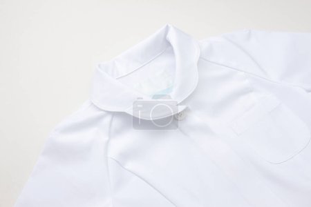 Téléchargez les photos : Une chemise blanche avec un col et un bouton bas - en image libre de droit