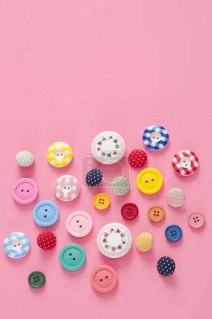 Foto de Botones de costura coloridos sobre fondo rosa - Imagen libre de derechos