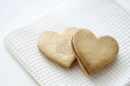Foto de Vista de cerca de deliciosas galletas en forma de corazón dulce - Imagen libre de derechos