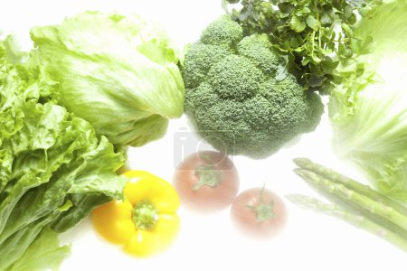 Foto de Verduras orgánicas maduras frescas sobre fondo blanco - Imagen libre de derechos